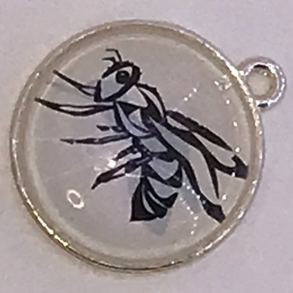 Round Hornet Pendant - Picture 1 of 3